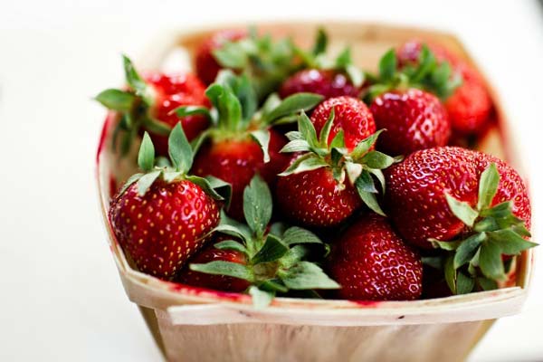 عکس توت فرنگی برای رفع چین و چروک عکس توت فرنگی برای رفع چین و چروک