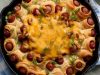 طرز تهیه حلقه نان چیلی داگ خوشمزه و جذاب برای مهمانی