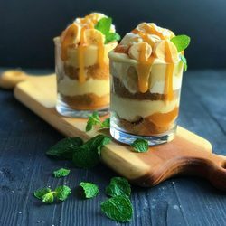 نحوه تهیه دسر مجلسی موز و کارامل