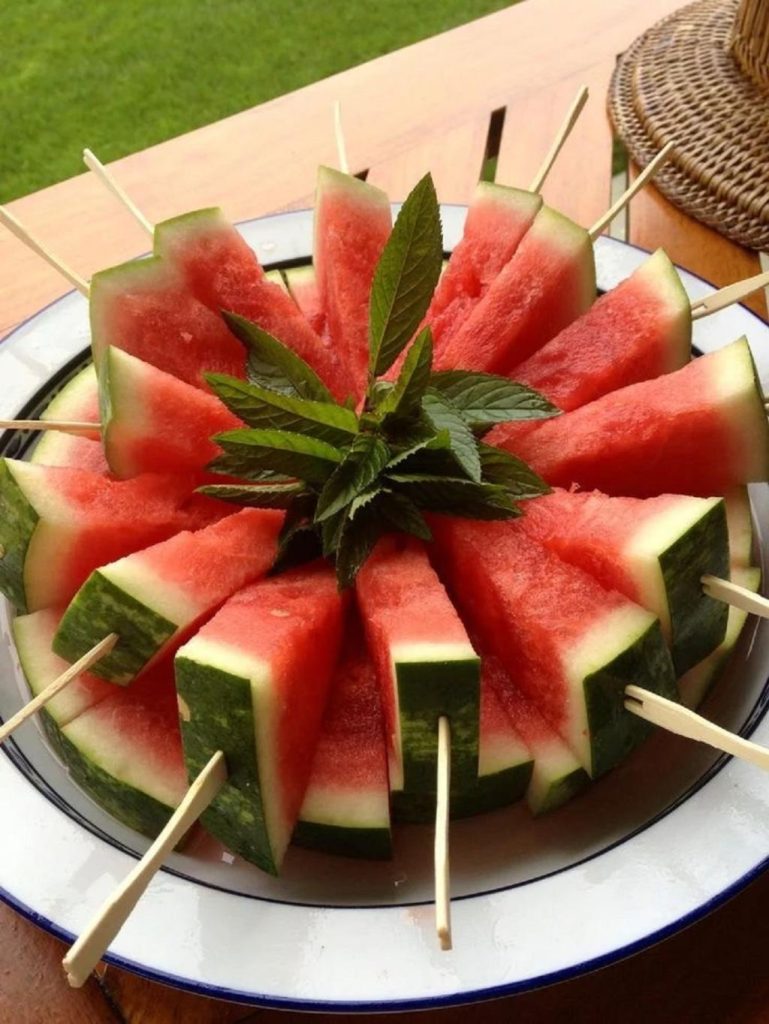 هندوانه شب یلدا نماد شادی و تزئین سفره یلدای 2 هندوانه شب یلدا