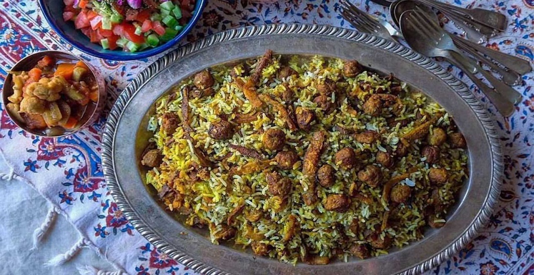 کلم قمری پلو یکی از خوشمزه‌ترین غذاهای سنتی برای شب عید و عید نوروز