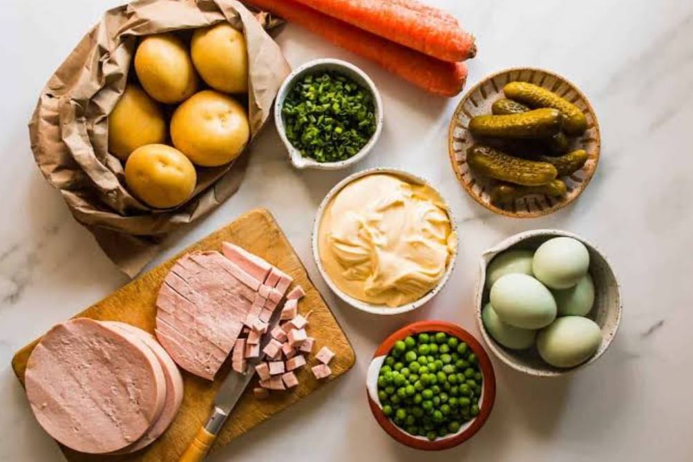 طرز تهیه سالاد الویه با کالباس