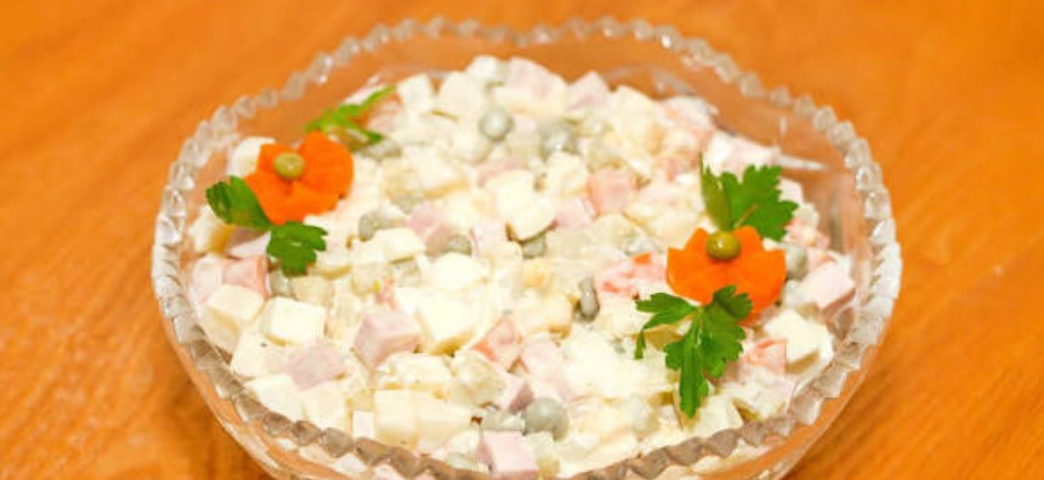 طرز تهیه سالاد الویه با کالباس و مرغ