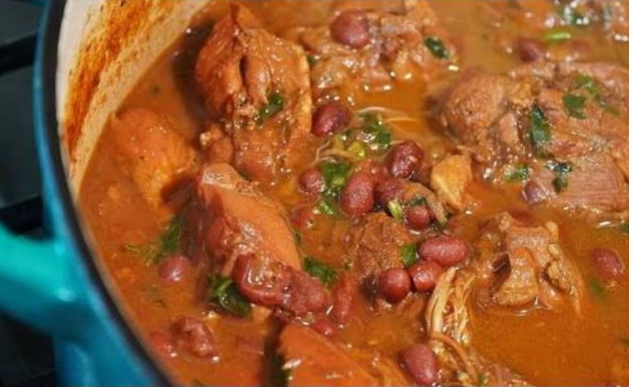 خوراک مرغ و لوبیا قرمز بلغاری