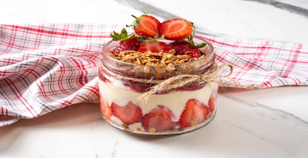 رفع عطش اسموتی توت و ماست