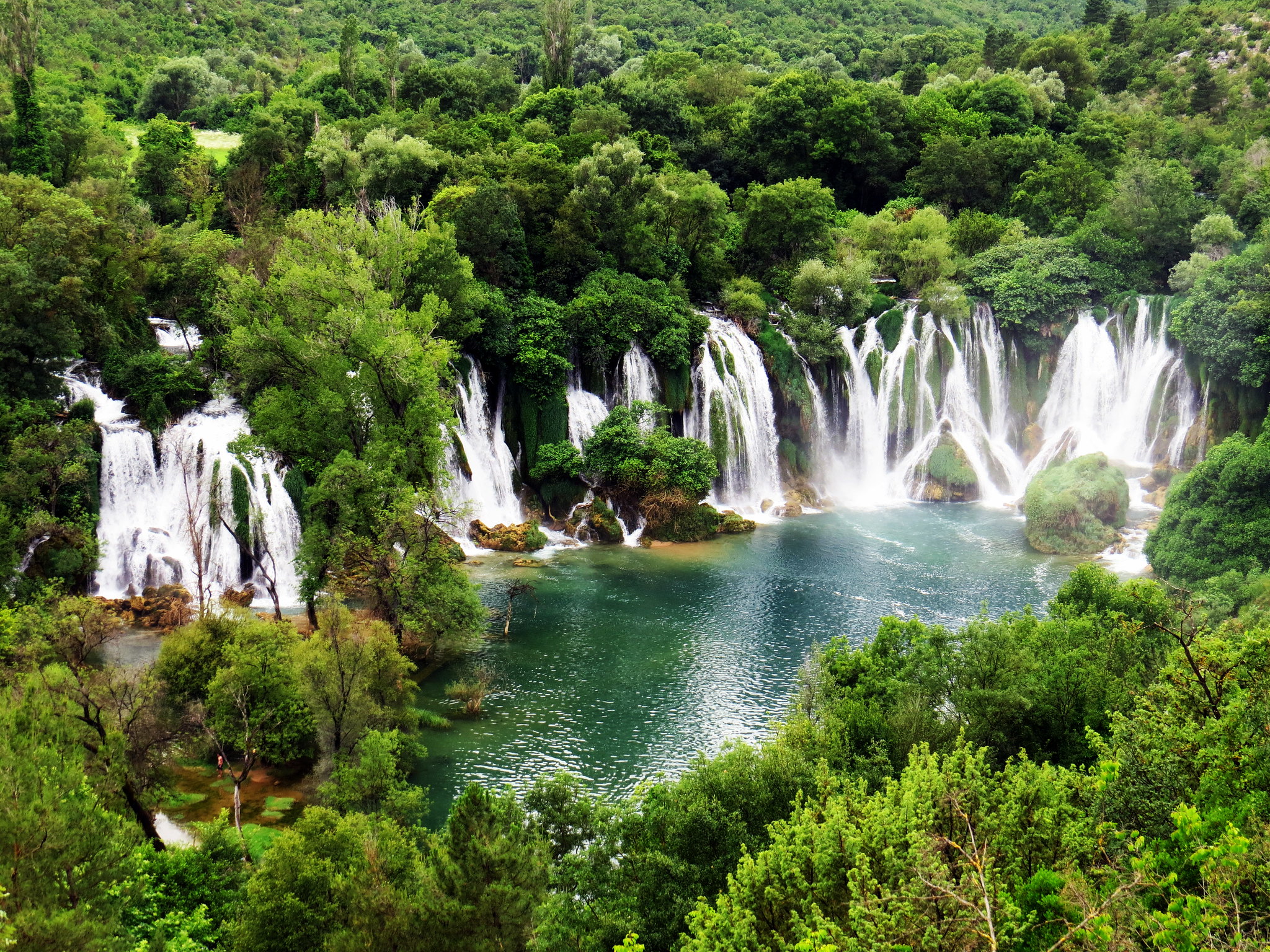 زیبایی شگفت‌انگیز آبشار کراویس
