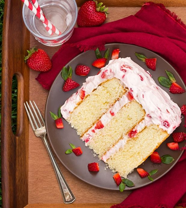 طرز تهیه کیک کرم دار توت فرنگی طرز تهیه کیک کرم دار توت فرنگی