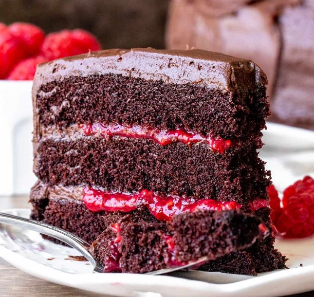 کیک شکلاتی با سس تمشک
