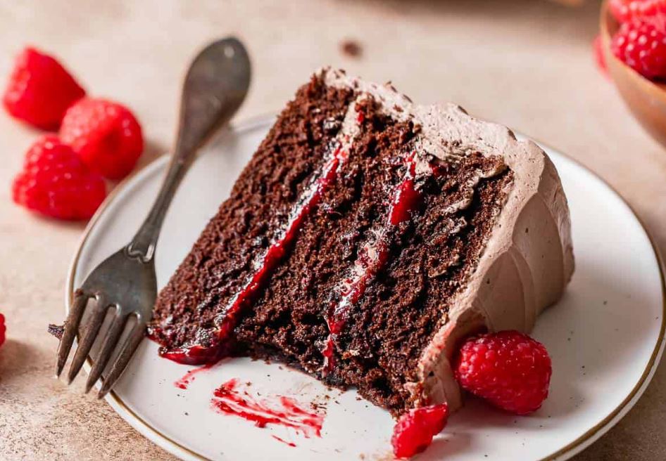 طرز تهیه کیک شکلاتی با سس تمشک