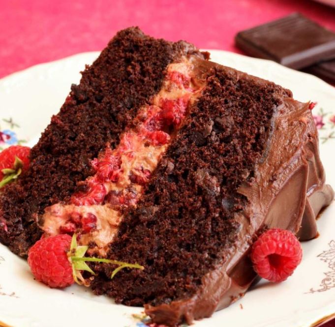 طرز تهیه کیک شکلاتی با سس تمشک قرمز