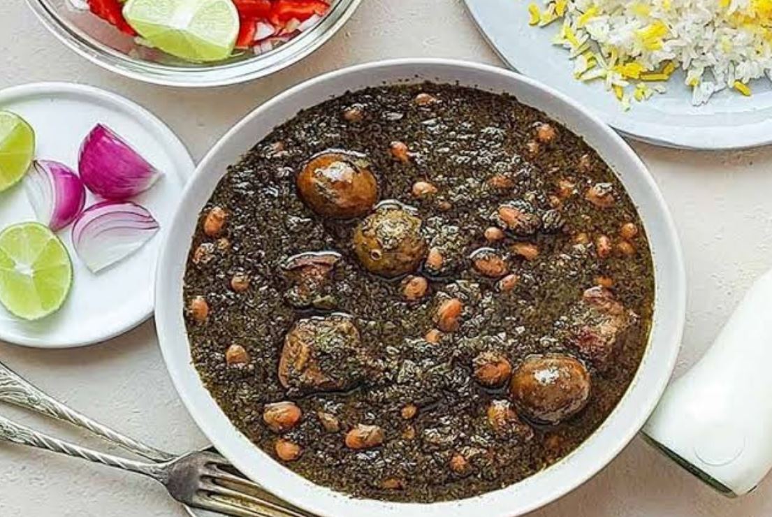 طرز تهیه خورشت قورمه سبزی جا افتاده