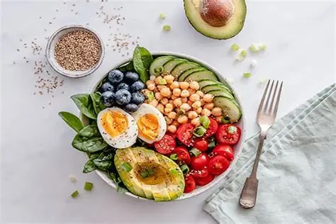 رژیم کتوژنیک 13 رژیم کتوژنیک یک استراتژی تغذیهای بسیار کارآمد است که با کاهش مصرف کربوهیدراتها و افزایش مصرف چربیهای سالم، به بدن کمک میکند تا به جای گلوکز، از چربیها به عنوان منبع اصلی انرژی استفاده کند