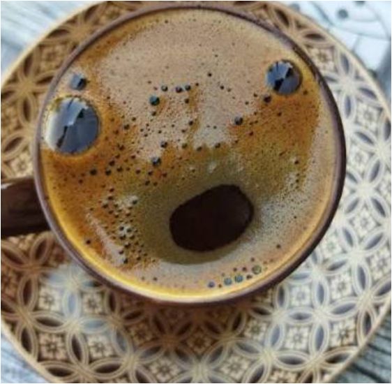 صورت در فال قهوه در میانه فنجان
