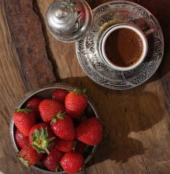 در نعلبکی یا بالای فنجان