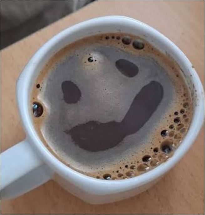 صورت در فال قهوه در بالای فنجان