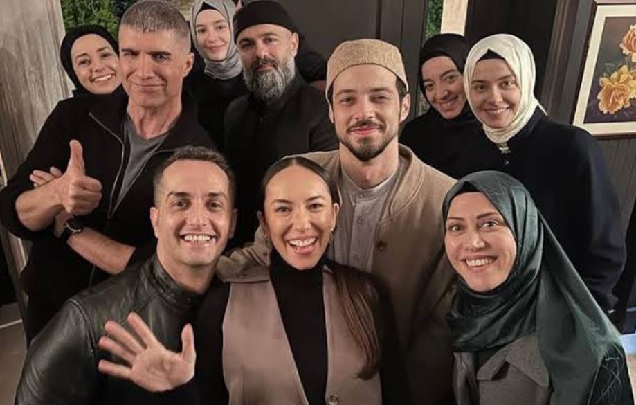 سریال ترکی غنچه های سرخ