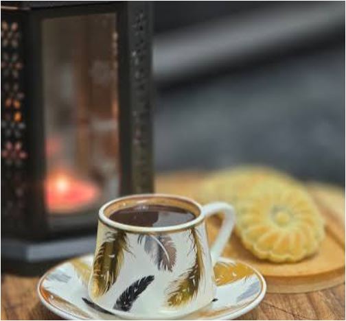 فانوس در فال قهوه در لبه فنجان 