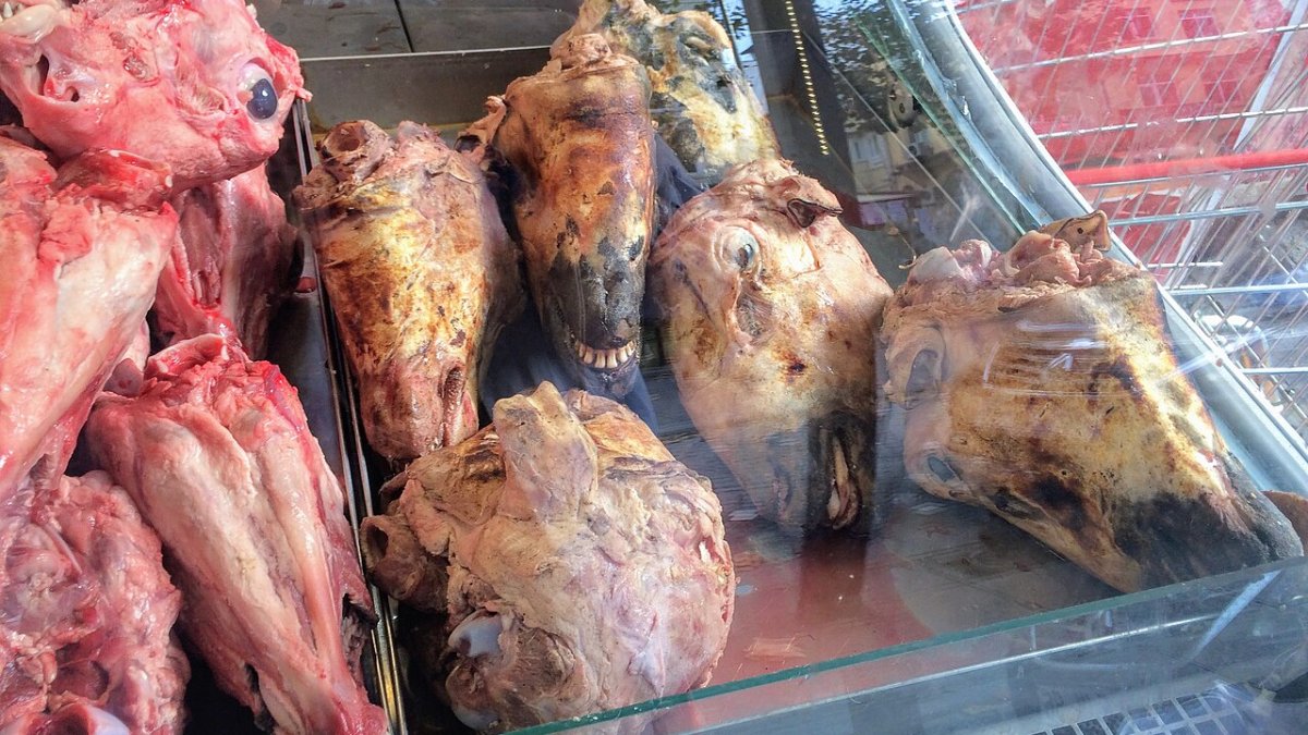 سر گوسفند پخته شده برای غذای سنتی مشابه کله پاچه
