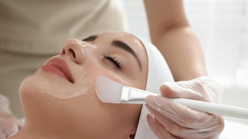 فیشال پوست حساس؛ چه نکاتی را باید رعایت کرد؟ راهنمای کامل 4 فیشال پوست حساس با پاکسازی پوست چه تفاوتی دارد؟
