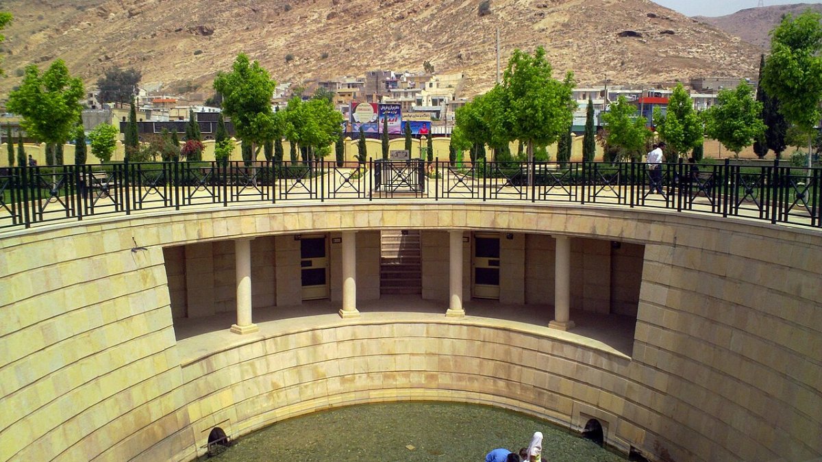 محوطه و فضای سبز آرامگاه سعدی در شیراز
